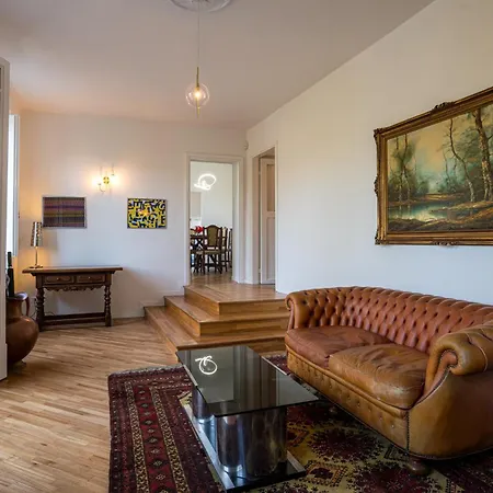 Guest Host - Stylish And Bright With Private Garden *