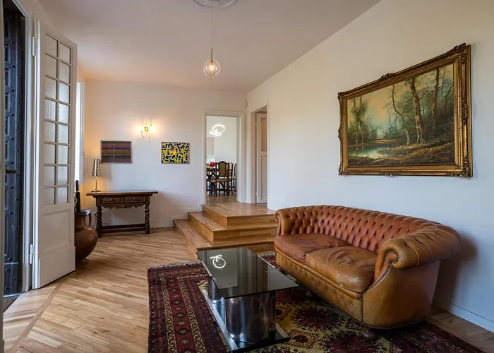 Guest Host - Stylish And Bright With Private Garden *