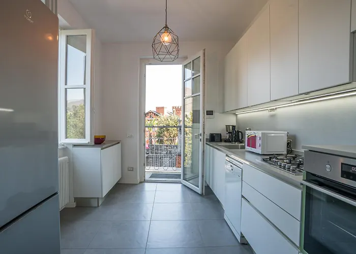 Guest Host - Stylish And Bright With Private Garden Apartment *