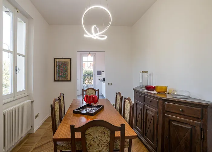 Guest Host - Stylish And Bright With Private Garden Daire *